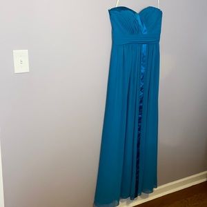 I am selling this dress because I don’t need it anymore.